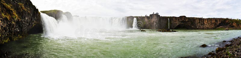 Panoramablick an Godafoss-Wasserfall von der Ostgrenze von stromabwärts Bardaldalur-Bezirk in Island lizenzfreies stockfoto Panoramablick an Godafoss-Wasserfall von der Ostgrenze von stromabwärts Bardaldalur-Bezirk in Island lizenzfreies stockfoto