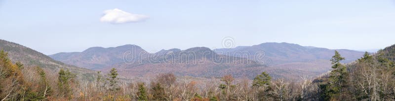 Panoramablick von Crawford Notch State Park in den weißen Bergen von New Hampshire, Neu-England stockbild Panoramablick von Crawford Notch State Park in den weißen Bergen von New Hampshire, Neu-England stockbild