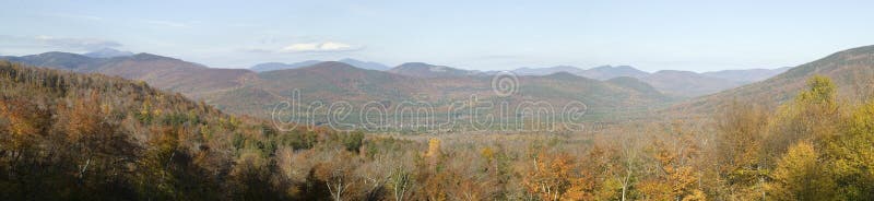 Panoramablick von Crawford Notch State Park in den weißen Bergen von New Hampshire, Neu-England lizenzfreie stockfotos Panoramablick von Crawford Notch State Park in den weißen Bergen von New Hampshire, Neu-England lizenzfreie stockfotos
