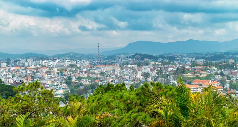 Panoramablick von Dalat mit bewölktem Himmel und tropischen Palmen vor tropischem Regen stockfotos Panoramablick von Dalat mit bewölktem Himmel und tropischen Palmen vor tropischem Regen stockfotos
