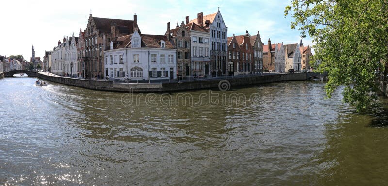Panoramablick von einem der einiger Kanäle in der Mitte von Brügge, Flandern in Belgien stockfoto Panoramablick von einem der einiger Kanäle in der Mitte von Brügge, Flandern in Belgien stockfoto