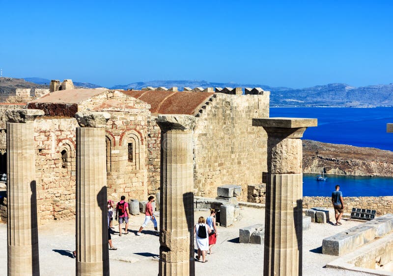 Panoramablick von Lindos-Akropolise mit blauer Bucht unten, Rhodes Island, Griechenland stockfoto Panoramablick von Lindos-Akropolise mit blauer Bucht unten, Rhodes Island, Griechenland stockfoto