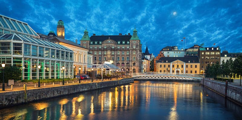 Panoramablick von Malmö-Skylinen vom Kanal lizenzfreie stockfotografie Panoramablick von Malmö-Skylinen vom Kanal lizenzfreie stockfotografie