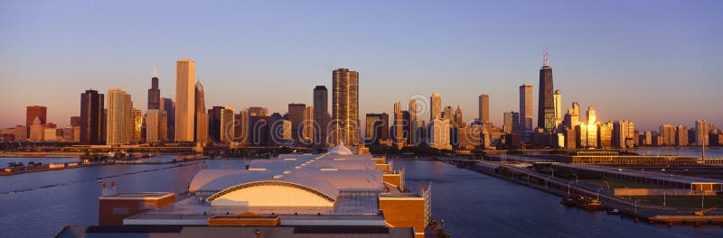 Panoramablick von Marine-Pier- und Chicago-Skylinen bei Sonnenaufgang, Chicago, IL