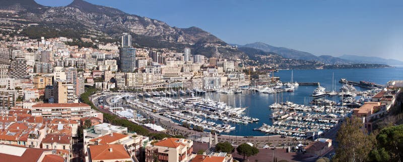 Panoramablick von Monte Carlo in Monaco mit roten Dächern und weißen Yachten Azur-Küste Symbol des Luxuslebens stockfoto Panoramablick von Monte Carlo in Monaco mit roten Dächern und weißen Yachten Azur-Küste Symbol des Luxuslebens stockfoto