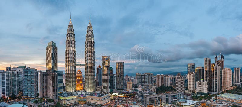 Panoramablick von Petronas-Twin Towern, Kuala Lumpur vor Blau stockbild Panoramablick von Petronas-Twin Towern, Kuala Lumpur vor Blau stockbild