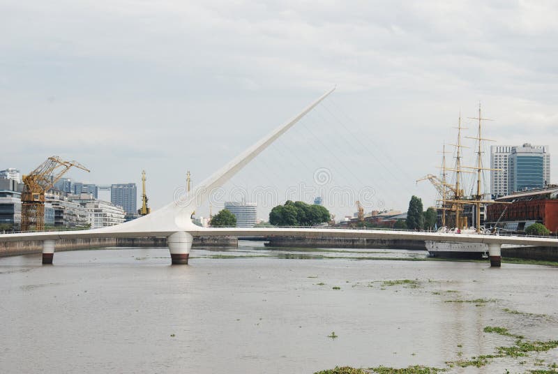 Panoramablick von Puerto Madero und die Frauenbrücke Puente de la Mujer stockfoto Panoramablick von Puerto Madero und die Frauenbrücke Puente de la Mujer stockfoto