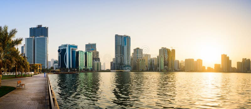Panoramablick von Scharjah-Ufergegend in UAE bei Sonnenuntergang lizenzfreie stockfotografie Panoramablick von Scharjah-Ufergegend in UAE bei Sonnenuntergang lizenzfreie stockfotografie