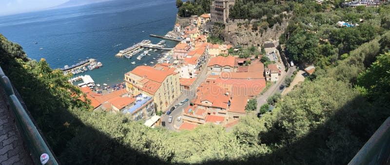 Panoramablick von Sorrent entlang der Amalfi-Küste von Italien auf dem Mittelmeer lizenzfreie stockbilder Panoramablick von Sorrent entlang der Amalfi-Küste von Italien auf dem Mittelmeer lizenzfreie stockbilder