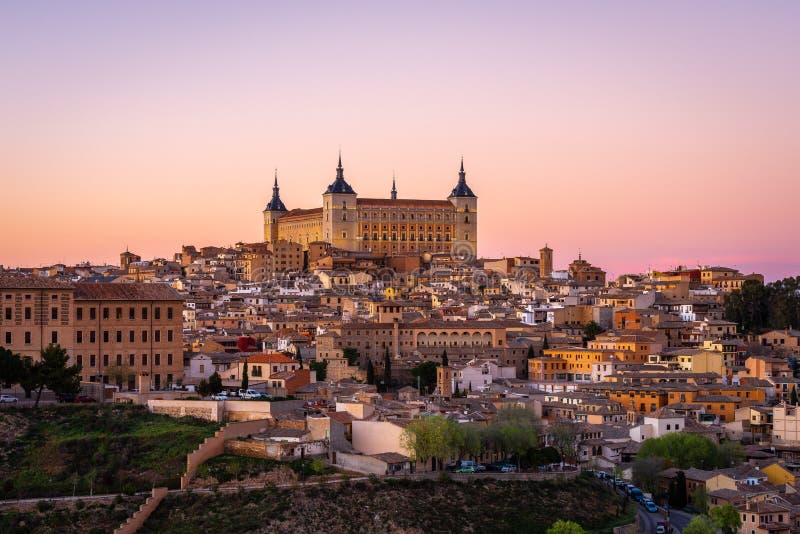 Panoramablick von Toledo mit Alcazar bei Sonnenuntergang, Kastilien-La Mancha, Spanien lizenzfreie stockfotos Panoramablick von Toledo mit Alcazar bei Sonnenuntergang, Kastilien-La Mancha, Spanien lizenzfreie stockfotos
