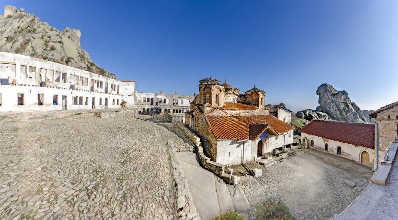 Panoramablick von Treskavec-Kloster in Prilep, Mazedonien lizenzfreie stockfotos Panoramablick von Treskavec-Kloster in Prilep, Mazedonien lizenzfreie stockfotos