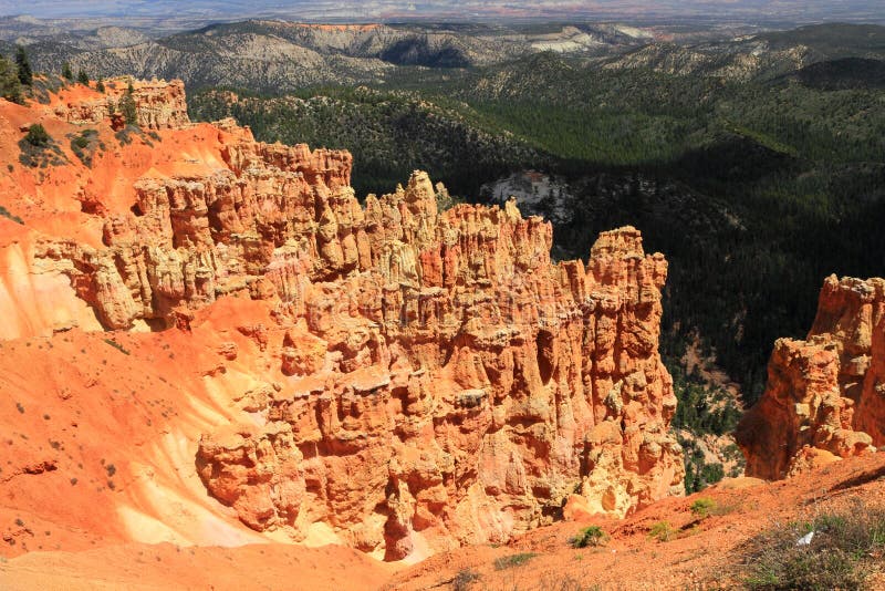 Panoramablick von Unglücksboten und von Kiefern-Wäldern vom Regenbogen-Punkt, Bryce Canyon National Park, Utah stockbild Panoramablick von Unglücksboten und von Kiefern-Wäldern vom Regenbogen-Punkt, Bryce Canyon National Park, Utah stockbild