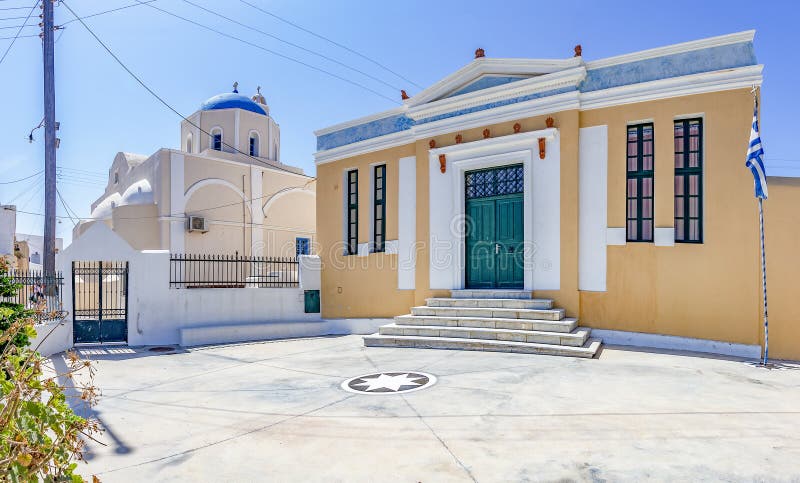 Panoramafoto av den gamla byggnader och kyrkan i Pyrgos, santorini, Grekland arkivbilder Panoramafoto av den gamla byggnader och kyrkan i Pyrgos, santorini, Grekland arkivbilder