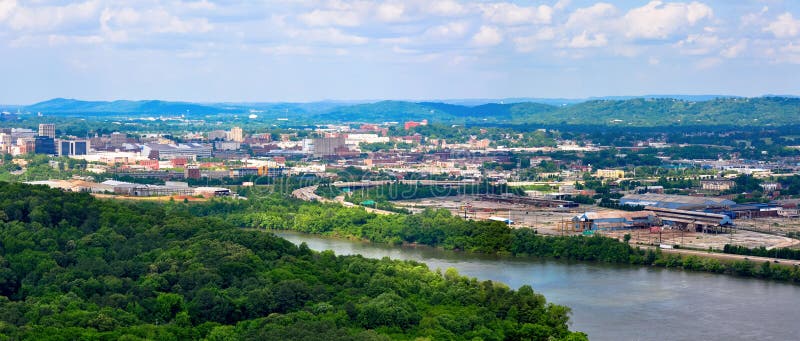 Panoramalandskap av Chattanooga på Tennessee River som sett från den Chickamauga fördämningen royaltyfri foto Panoramalandskap av Chattanooga på Tennessee River som sett från den Chickamauga fördämningen royaltyfri foto