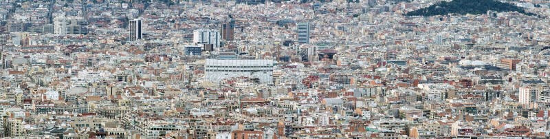 Panoramaluftstadtbildansicht von Barcelona die dichte gedrängte moderne städtische Umwelt mit Wohnung und modernem Geschäftsde ze lizenzfreies stockbild Panoramaluftstadtbildansicht von Barcelona die dichte gedrängte moderne städtische Umwelt mit Wohnung und modernem Geschäftsde ze lizenzfreies stockbild