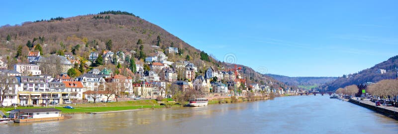 Panoramamening over de rivier van Neckar met oude historische gebouwen en Odenwald-Bergketen over Heidelberg in Duitsland stock foto Panoramamening over de rivier van Neckar met oude historische gebouwen en Odenwald-Bergketen over Heidelberg in Duitsland stock foto