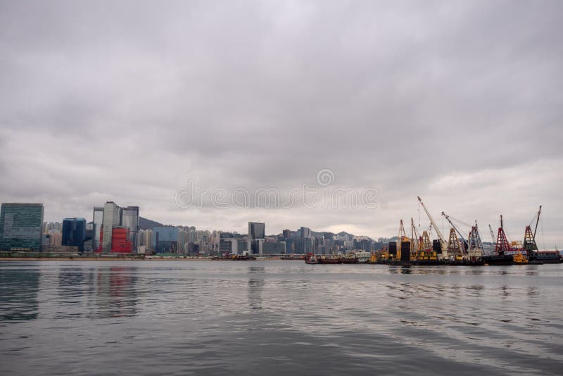 Panoramamening van rivier, bedrijfsdistrict en kraanboot op bewolkte hemelachtergrond stock afbeelding Panoramamening van rivier, bedrijfsdistrict en kraanboot op bewolkte hemelachtergrond stock afbeelding