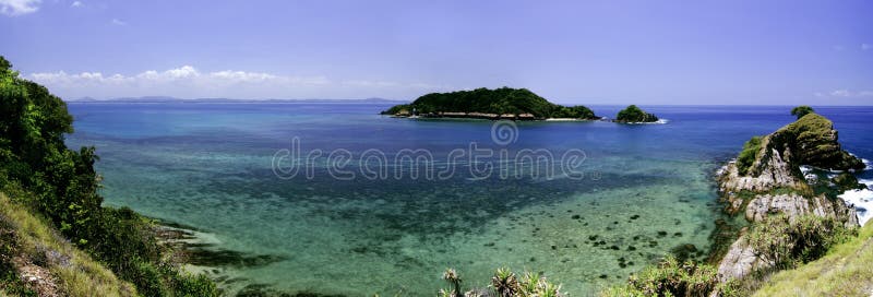 Panoramamening vanaf heuvelbovenkant bij Kapas-Eiland, Terengganu, Maleisië door glashelder water, koraal, eiland en blauwe hemel royalty-vrije stock foto Panoramamening vanaf heuvelbovenkant bij Kapas-Eiland, Terengganu, Maleisië door glashelder water, koraal, eiland en blauwe hemel royalty-vrije stock foto