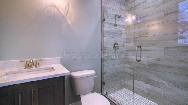 Panoramarahmen Kleines modernes Badezimmer mit Dusche und WC lizenzfreie stockfotos