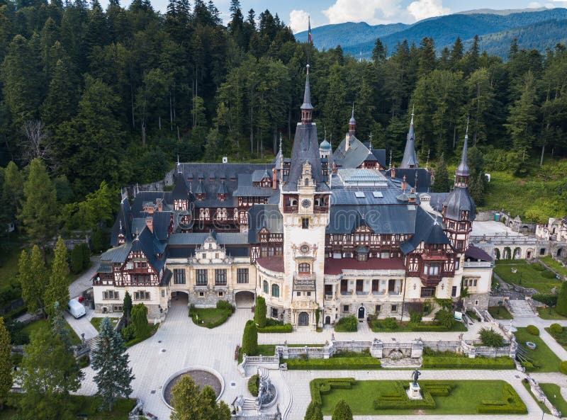 Panoramasicht auf das Schloss Peles, Rumänien Berühmtes Schloss aus der Neorenaissance und Ziergarten in Sinaia stockfotografie Panoramasicht auf das Schloss Peles, Rumänien Berühmtes Schloss aus der Neorenaissance und Ziergarten in Sinaia stockfotografie