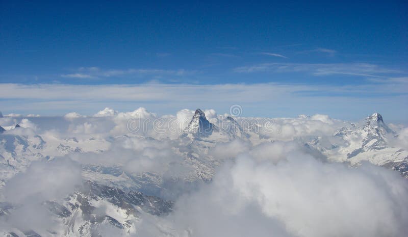 Panoramasikt av fjällängarna nära Zermatt ovanför ett hav av moln med den berömda Matterhornen och bucklan Blanche som kikar ut o arkivbilder Panoramasikt av fjällängarna nära Zermatt ovanför ett hav av moln med den berömda Matterhornen och bucklan Blanche som kikar ut o arkivbilder