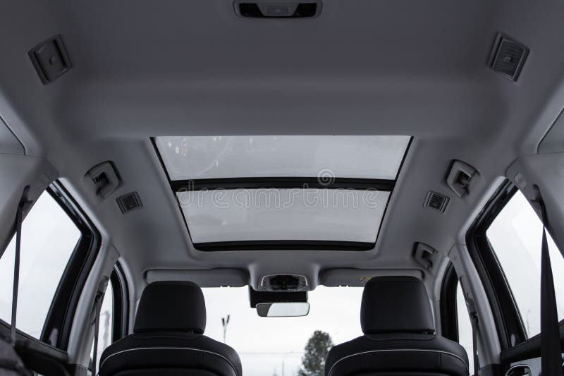 Panorama-Glasdach im Auto stockbild. Bild von wolken - 263251165