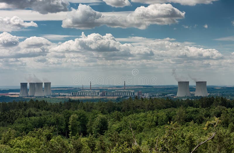 Panoramatic-Ansicht des Atomkraftwerks Dukovany stockfotografie Panoramatic-Ansicht des Atomkraftwerks Dukovany stockfotografie