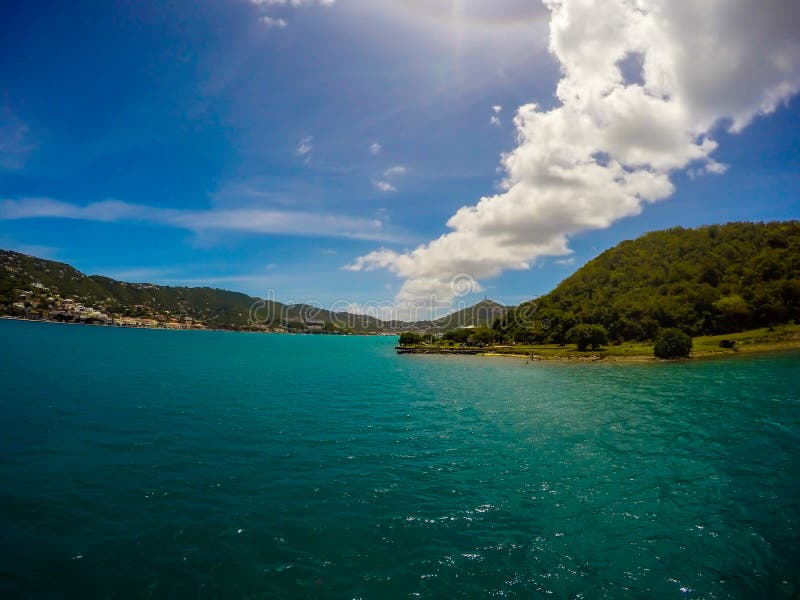 Panoramautsikt av Cruz Bay den huvudsakliga staden på ön av St John USVI som är karibisk royaltyfria foton Panoramautsikt av Cruz Bay den huvudsakliga staden på ön av St John USVI som är karibisk royaltyfria foton