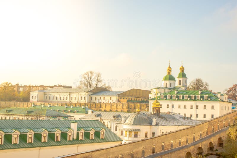 Panoramautsikt av de avlägsna och near grottorna av den Kiev Pechersk Lavra kloster i Kiev, Ukraina kiev lavrapechersk Se mina an royaltyfri foto Panoramautsikt av de avlägsna och near grottorna av den Kiev Pechersk Lavra kloster i Kiev, Ukraina kiev lavrapechersk Se mina an royaltyfri foto