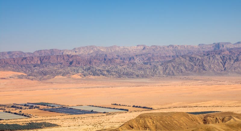 Panoramautsikt av den Arava dalen: gränsen mellan Israel till det västra och Jordanien till det öst- och Wadi Rum dräneringom royaltyfri foto Panoramautsikt av den Arava dalen: gränsen mellan Israel till det västra och Jordanien till det öst- och Wadi Rum dräneringom royaltyfri foto