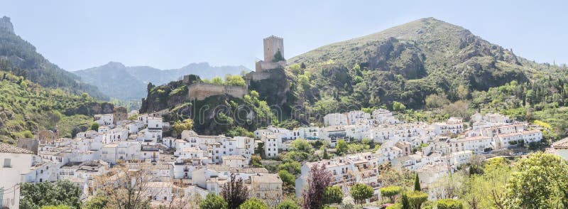 Panoramautsikt av den Cazorla byn, i toppiga bergskedjan de Cazorla, Jae arkivbild Panoramautsikt av den Cazorla byn, i toppiga bergskedjan de Cazorla, Jae arkivbild