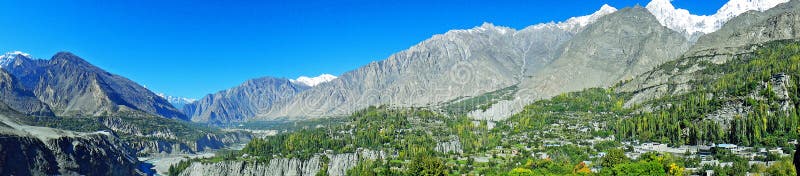 Panoramautsikt av den Hunza dalen i Pakistan arkivbild Panoramautsikt av den Hunza dalen i Pakistan arkivbild