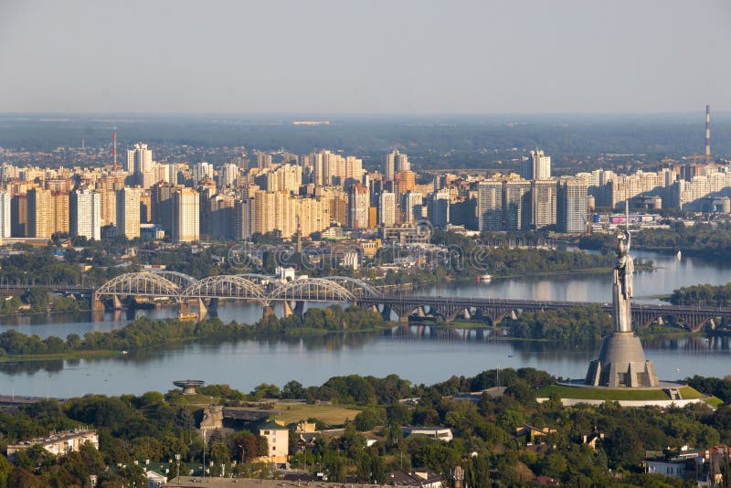 Panoramautsikt av den Kiev monumentet av segern, Depr flod och lämnat royaltyfri bild Panoramautsikt av den Kiev monumentet av segern, Depr flod och lämnat royaltyfri bild