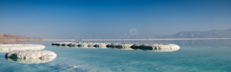 Panoramautsikt av det döda havet som är salt på stranden på soluppgång royaltyfria foton Panoramautsikt av det döda havet som är salt på stranden på soluppgång royaltyfria foton