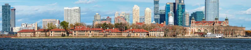 Panoramautsikt av Ellis Island och Manhattan horisont, USA royaltyfri foto Panoramautsikt av Ellis Island och Manhattan horisont, USA royaltyfri foto