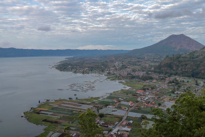Panoramautsikt av en sj? som omges av berget, tropiskt landskap med f?rgrika moln i himlen Danau Batur, Gunung Batur royaltyfri bild Panoramautsikt av en sj? som omges av berget, tropiskt landskap med f?rgrika moln i himlen Danau Batur, Gunung Batur royaltyfri bild