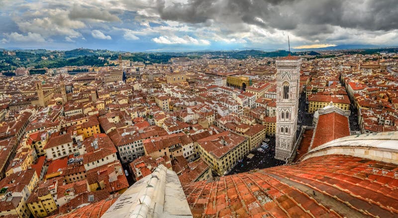 Panoramautsikt av Florence från Duomodomkyrkakupolen royaltyfria foton Panoramautsikt av Florence från Duomodomkyrkakupolen royaltyfria foton
