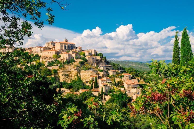 Panoramautsikt av Gordes, en liten medeltida stad i Provence, Frankrike En sikt av avsatserna av taket av denna härliga by royaltyfria foton Panoramautsikt av Gordes, en liten medeltida stad i Provence, Frankrike En sikt av avsatserna av taket av denna härliga by royaltyfria foton