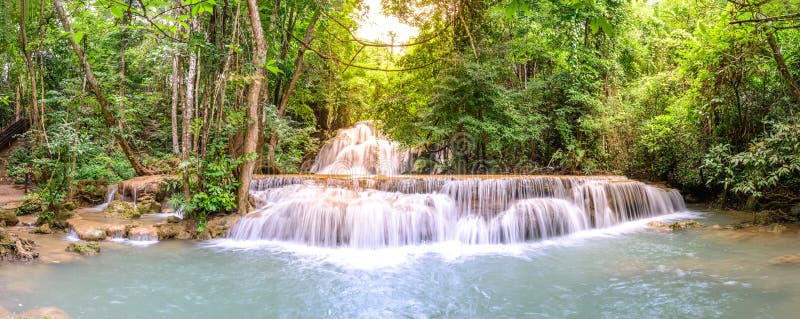 Panoramautsikt av Huay Mae Kamin Waterfall i Kanchanaburi, Thailand arkivbilder Panoramautsikt av Huay Mae Kamin Waterfall i Kanchanaburi, Thailand arkivbilder