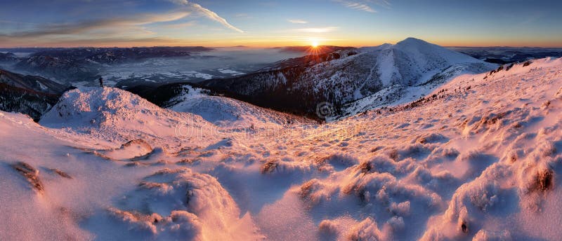 Panoramautsikt av härligt landskap I för vinterunderlandberg royaltyfria foton Panoramautsikt av härligt landskap I för vinterunderlandberg royaltyfria foton