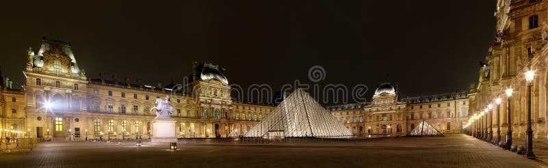 Panoramautsikt av Louvre Art Museum på natten arkivfoto Panoramautsikt av Louvre Art Museum på natten arkivfoto