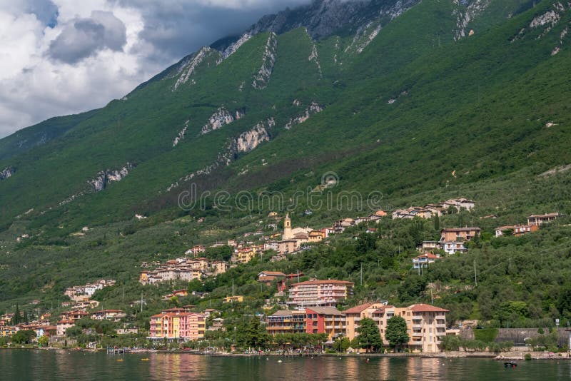 Panoramautsikt av staden på kusterna av sjön Garda arkivfoton Panoramautsikt av staden på kusterna av sjön Garda arkivfoton