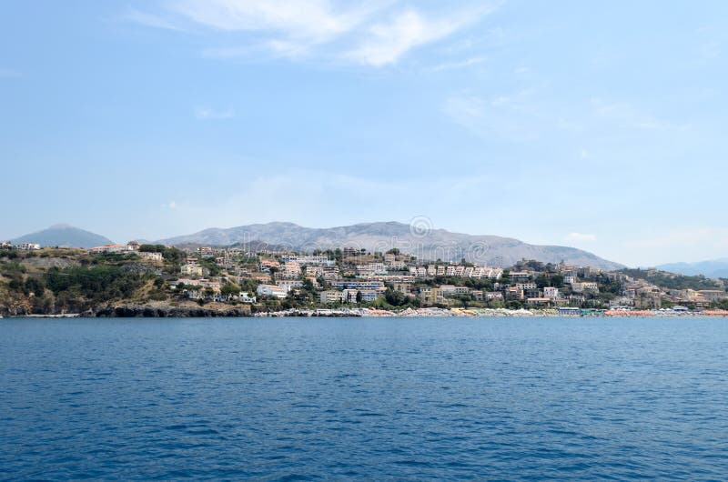 Panoramautsikt av staden av Scalea, Calabria, söder av Italien arkivbild Panoramautsikt av staden av Scalea, Calabria, söder av Italien arkivbild