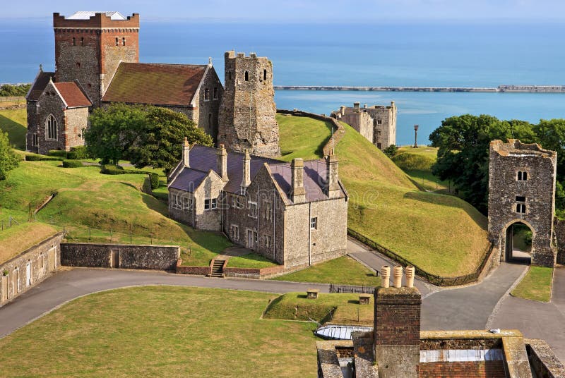 Panoramautsikt av Stet Mary i den Castro kyrkan i jordningen av Dover Castle i England royaltyfri bild Panoramautsikt av Stet Mary i den Castro kyrkan i jordningen av Dover Castle i England royaltyfri bild