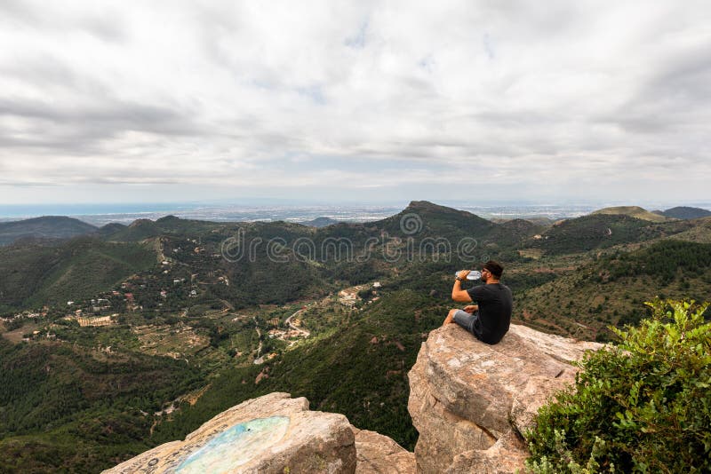 Panoramautsikt av turisten på bergmaximum arkivfoto Panoramautsikt av turisten på bergmaximum arkivfoto
