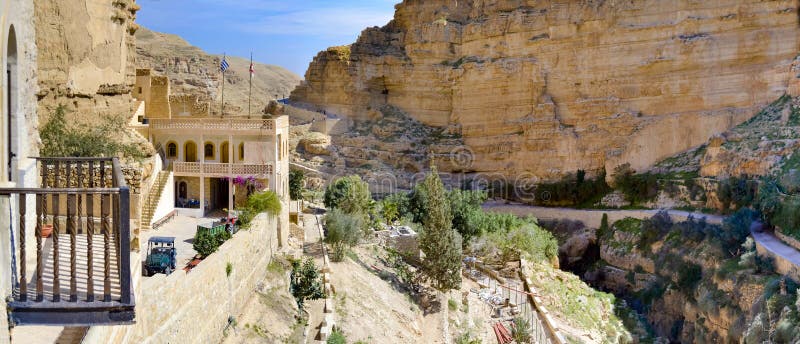 Panoramautsikt från kloster av St George det segerrikt, Wadi Kelt nära Jerusalem royaltyfria foton Panoramautsikt från kloster av St George det segerrikt, Wadi Kelt nära Jerusalem royaltyfria foton