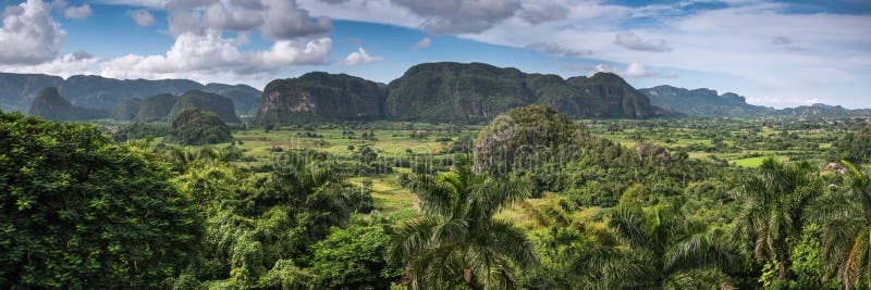 Panoramautsikt i den Vinales dalen, Kuba royaltyfria foton Panoramautsikt i den Vinales dalen, Kuba royaltyfria foton