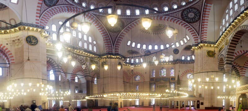 Panoramautsikt inom den Suleymaniye moskén fotografering för bildbyråer