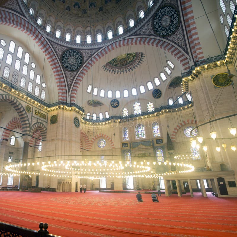 Panoramautsikt inom den Suleymaniye moskén royaltyfri foto