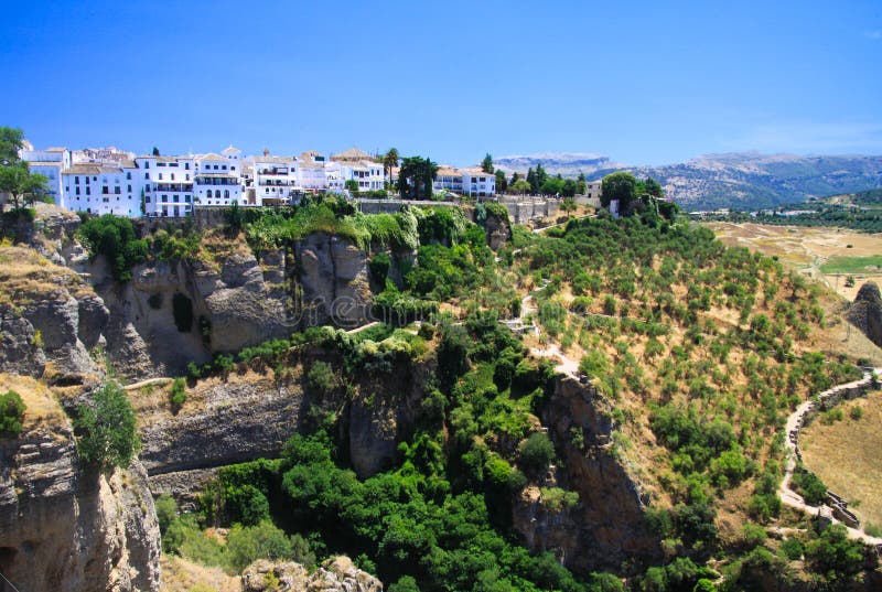 Panoramautsikt på den forntida byn Ronda som precariously nästan lokaliseras kanten av en klippa i Andalusia, Spanien arkivfoto Panoramautsikt på den forntida byn Ronda som precariously nästan lokaliseras kanten av en klippa i Andalusia, Spanien arkivfoto